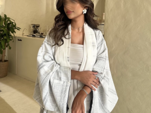 عبايه بيضاء مع رصاصي نص بشت
